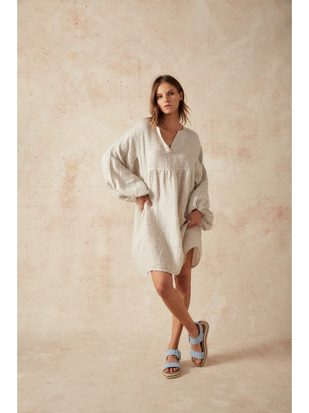 Woman Wearing Estilo Emporio Stella Linen Dress - Lyla - Dress LUXAMORE
