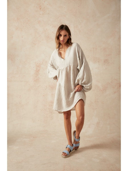 Woman Wearing Estilo Emporio Stella Linen Dress - Lyla - Dress LUXAMORE