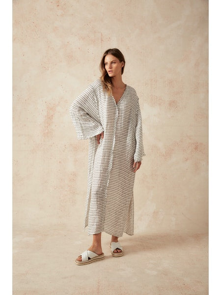 Woman Wearing Estilo Emporio Zorba Maxi Linen Dress - Dress LUXAMORE