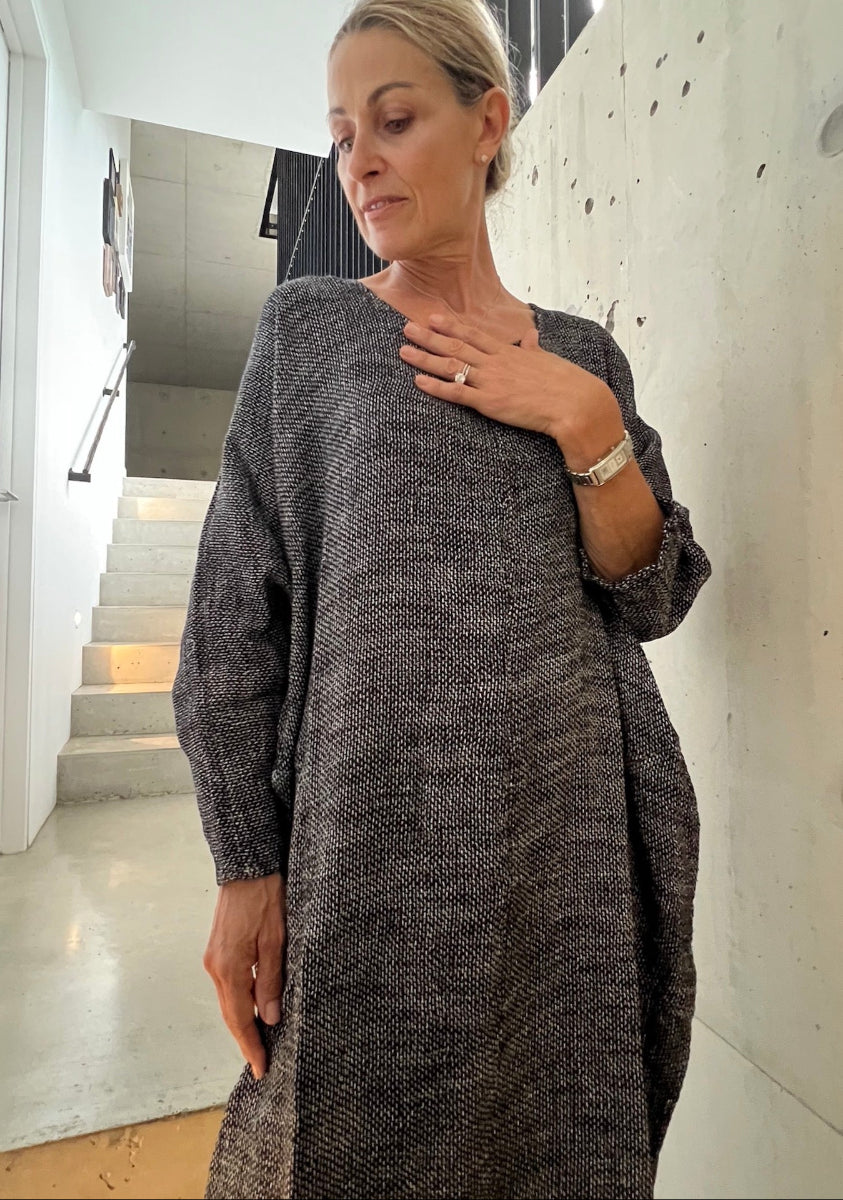 Woman Wearing Estilo Emporio Exclusive Maxi Ruota Skirt in Aida Pesante Black - Skirts LUXAMORE