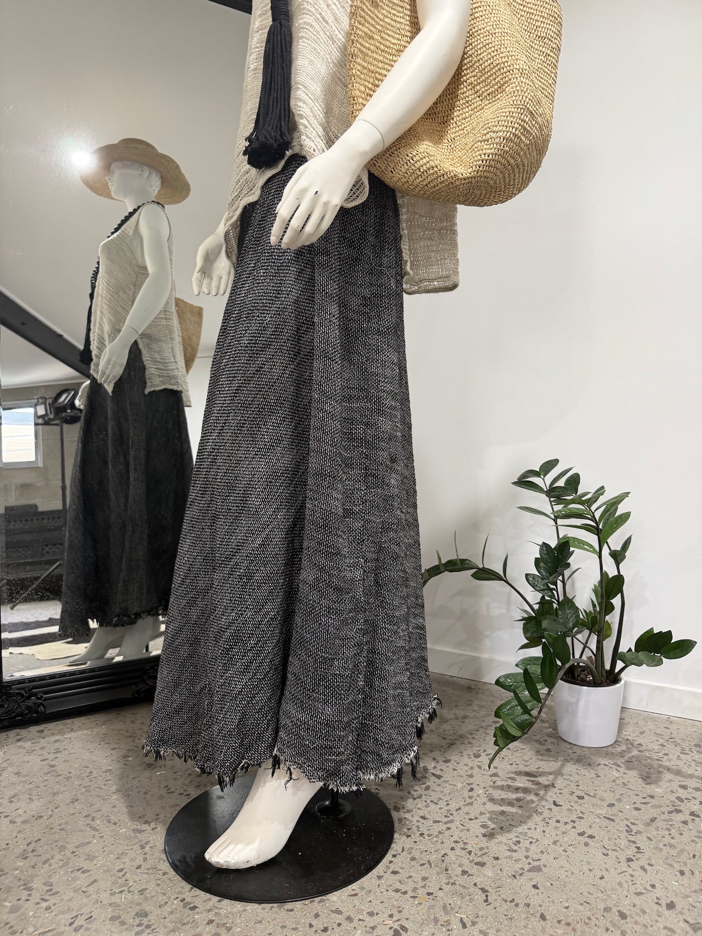 Mannequin Modelling Estilo Emporio Exclusive Maxi Ruota Skirt in Aida Pesante Black - Skirts LUXAMORE