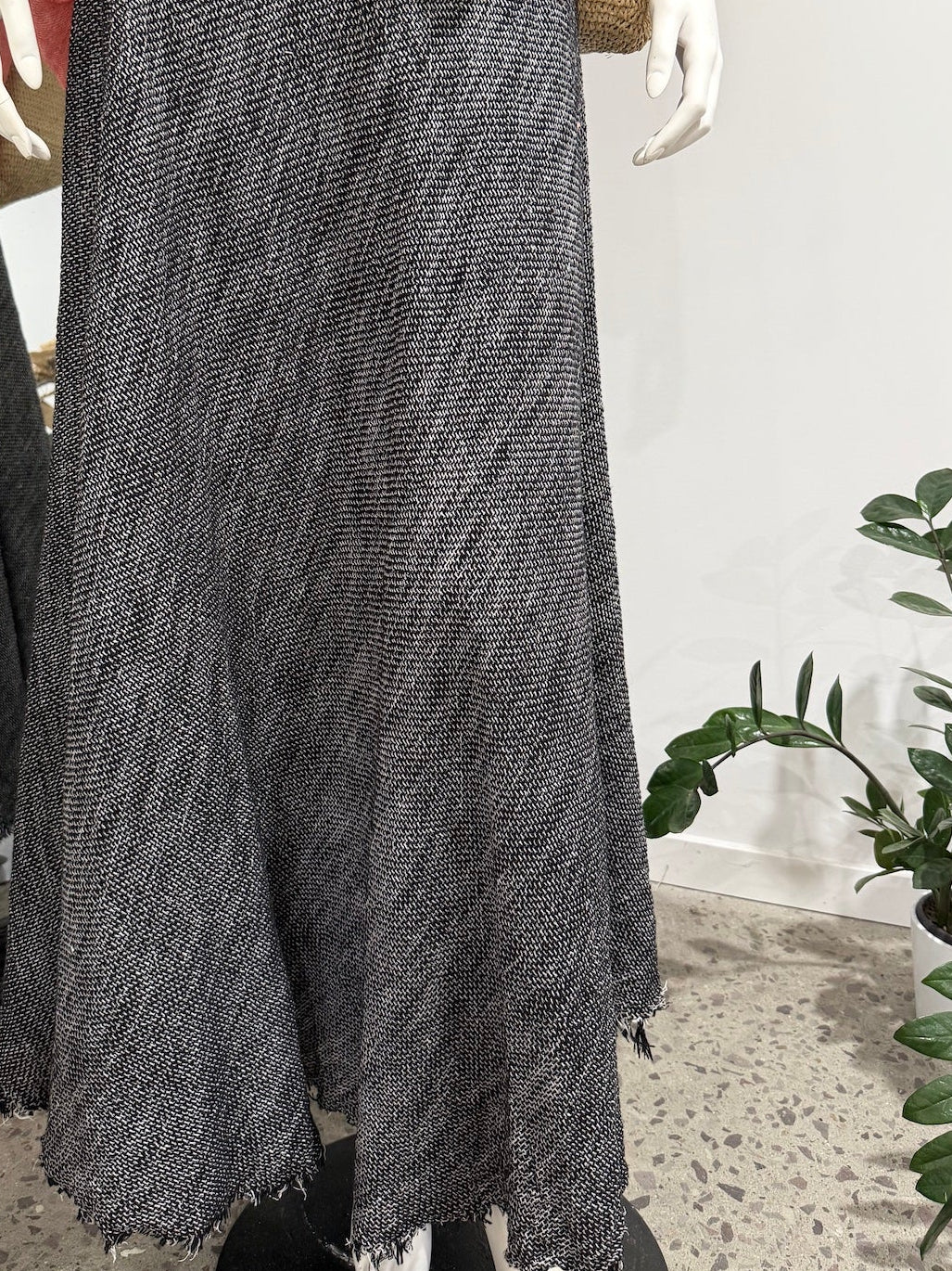 Mannequin Modelling Estilo Emporio Exclusive Maxi Ruota Skirt in Aida Pesante Black - Skirts LUXAMORE