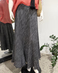 Mannequin Modelling Estilo Emporio Exclusive Maxi Ruota Skirt in Aida Pesante Black - Skirts LUXAMORE