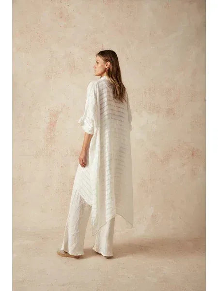 Estilo Emporio La Cota Cover Up Linen Dress worn by model in natural setting LUXAMORE 