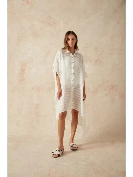 Estilo Emporio La Cota Cover Up Linen Dress worn by model in natural setting LUXAMORE 