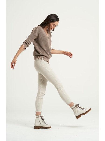 Woman Wearing Estilo Emporio Linen Stretch Pant - Natural - Pants LUXAMORE