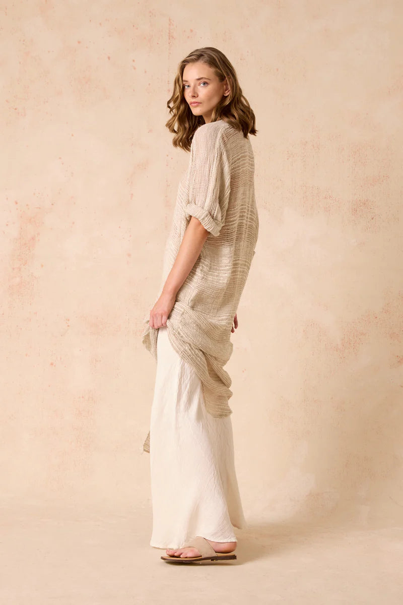 Woman Wearing Estilo Emporio Neve Linen Dress -Tela Atena Panna - Dress LUXAMORE