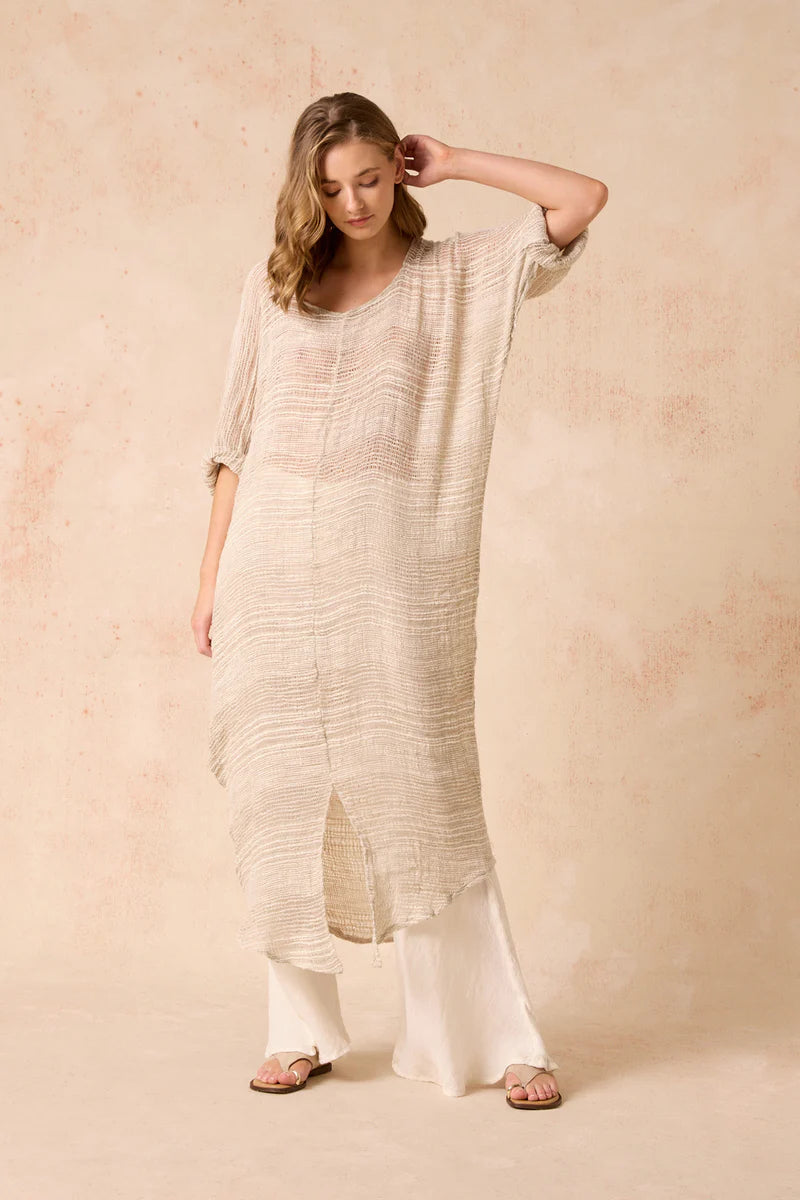 Woman Wearing Estilo Emporio Neve Linen Dress -Tela Atena Panna - Dress LUXAMORE