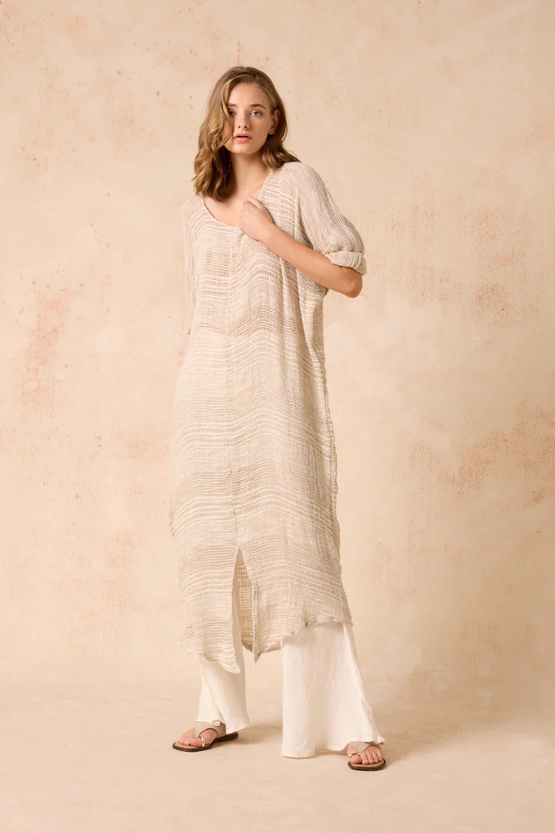 Woman Wearing Estilo Emporio Neve Linen Dress -Tela Atena Panna - Dress LUXAMORE