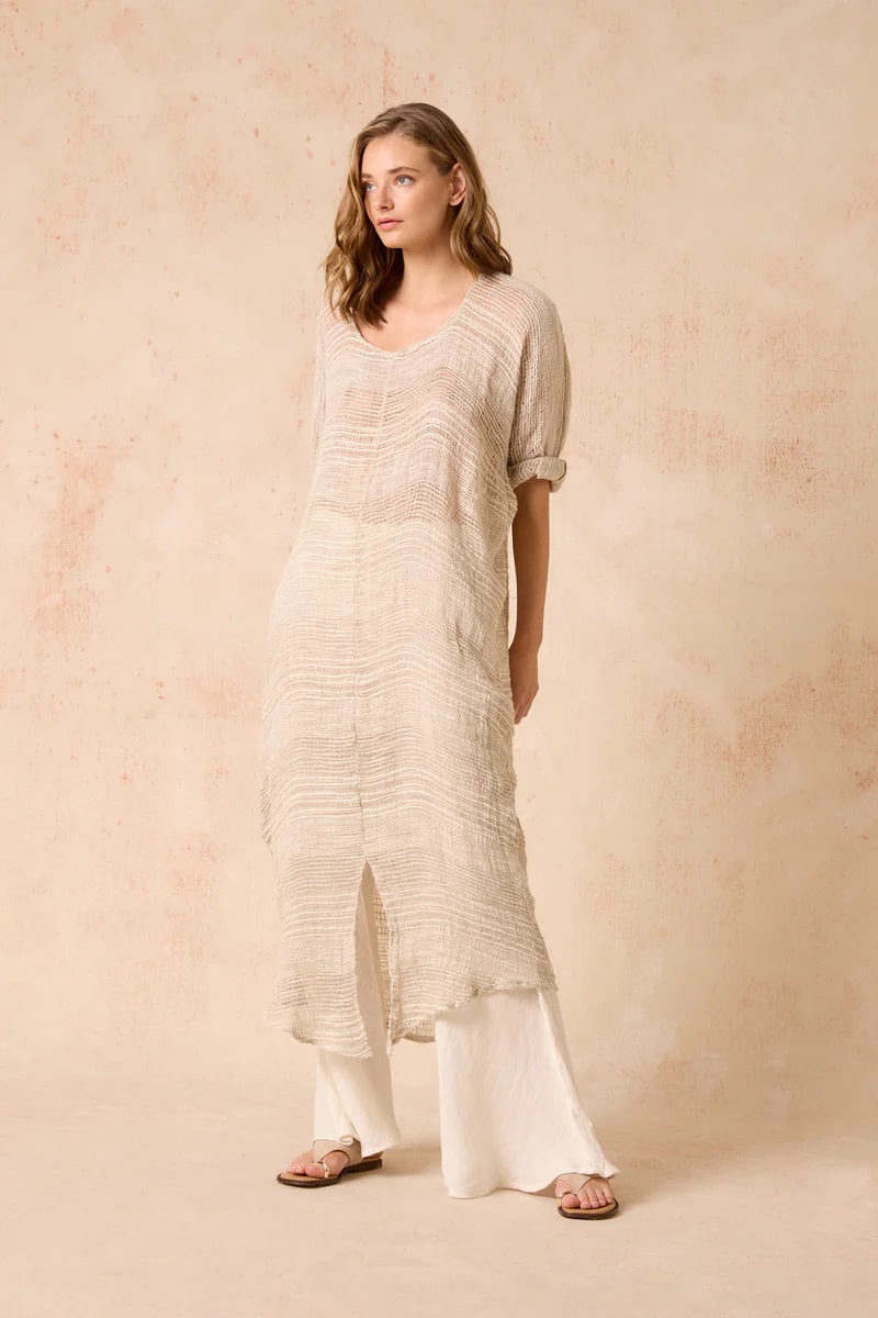 Woman Wearing Estilo Emporio Neve Linen Dress -Tela Atena Panna - Dress LUXAMORE