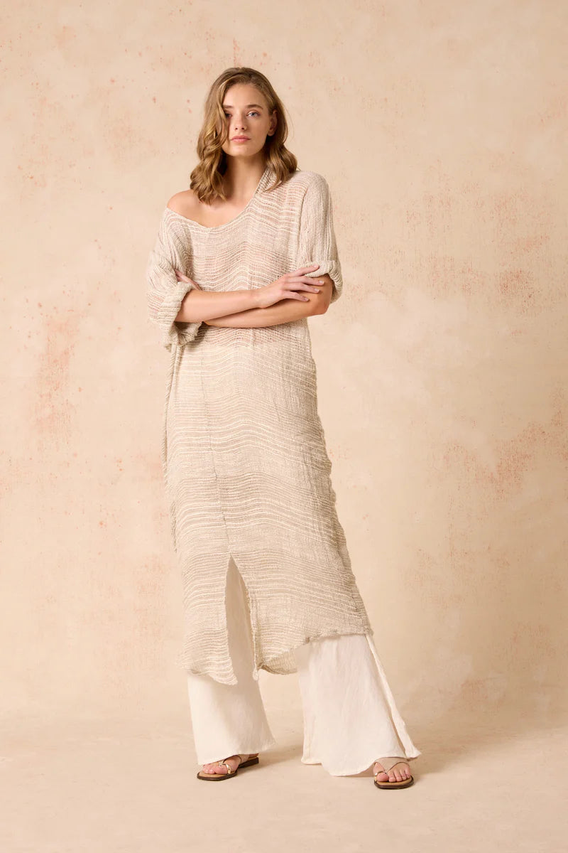 Woman Wearing Estilo Emporio Neve Linen Dress -Tela Atena Panna - Dress LUXAMORE