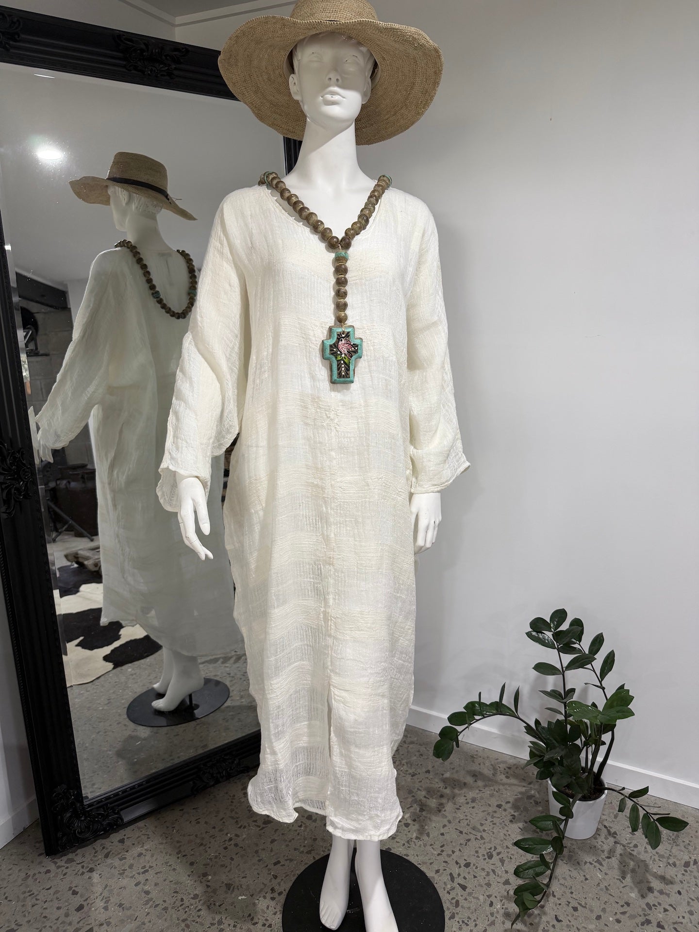 Mannequin Modelling Estilo Emporio Neve Linen Dress -Tela Atena Panna - Dress LUXAMORE