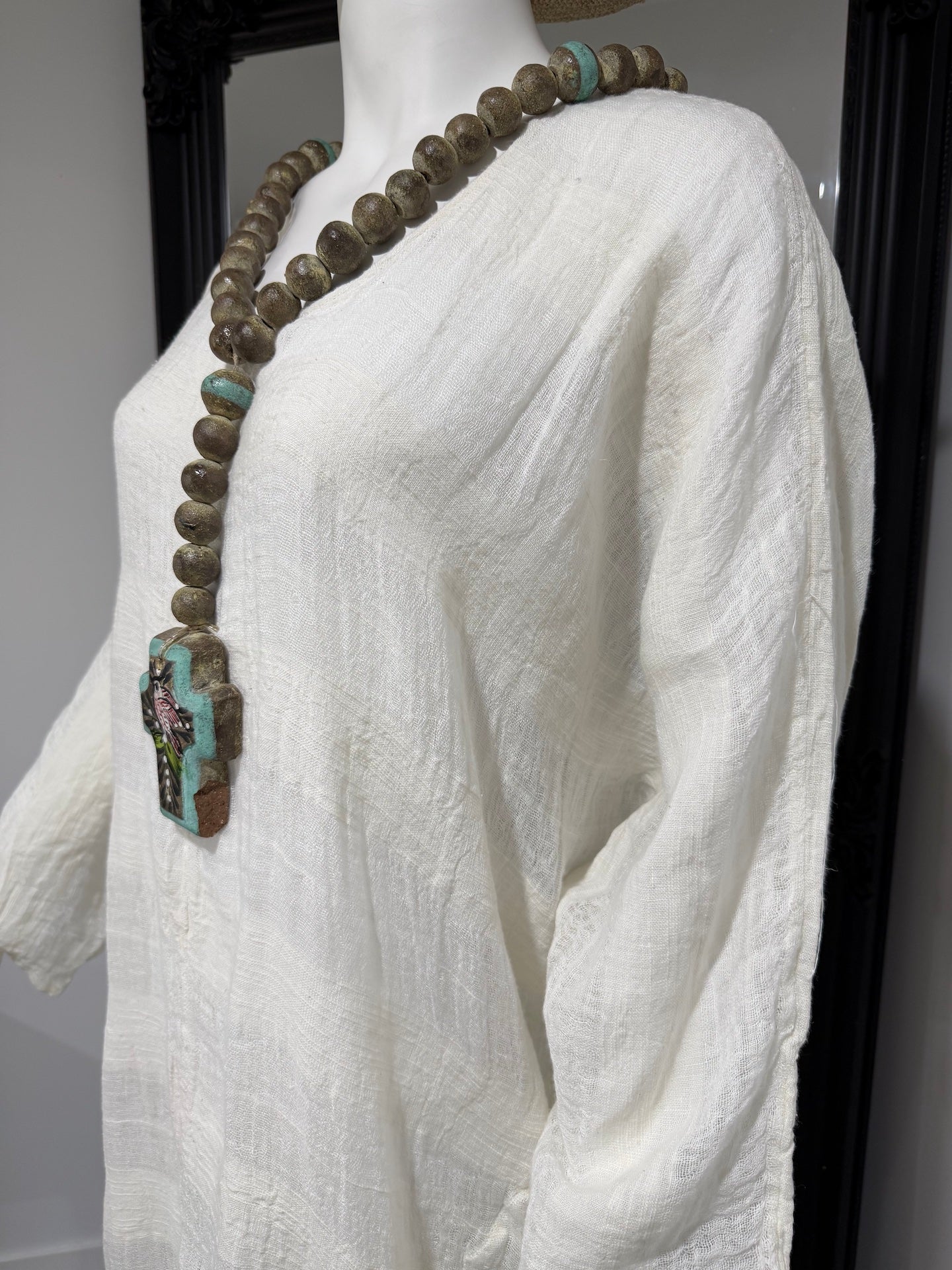 Mannequin Modelling Estilo Emporio Neve Linen Dress -Tela Atena Panna - Dress LUXAMORE