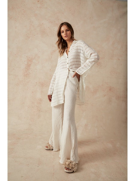 Woman Wearing Estilo Emporio Novo Flare Pant - Brasile Panna White - Pants LUXAMORE