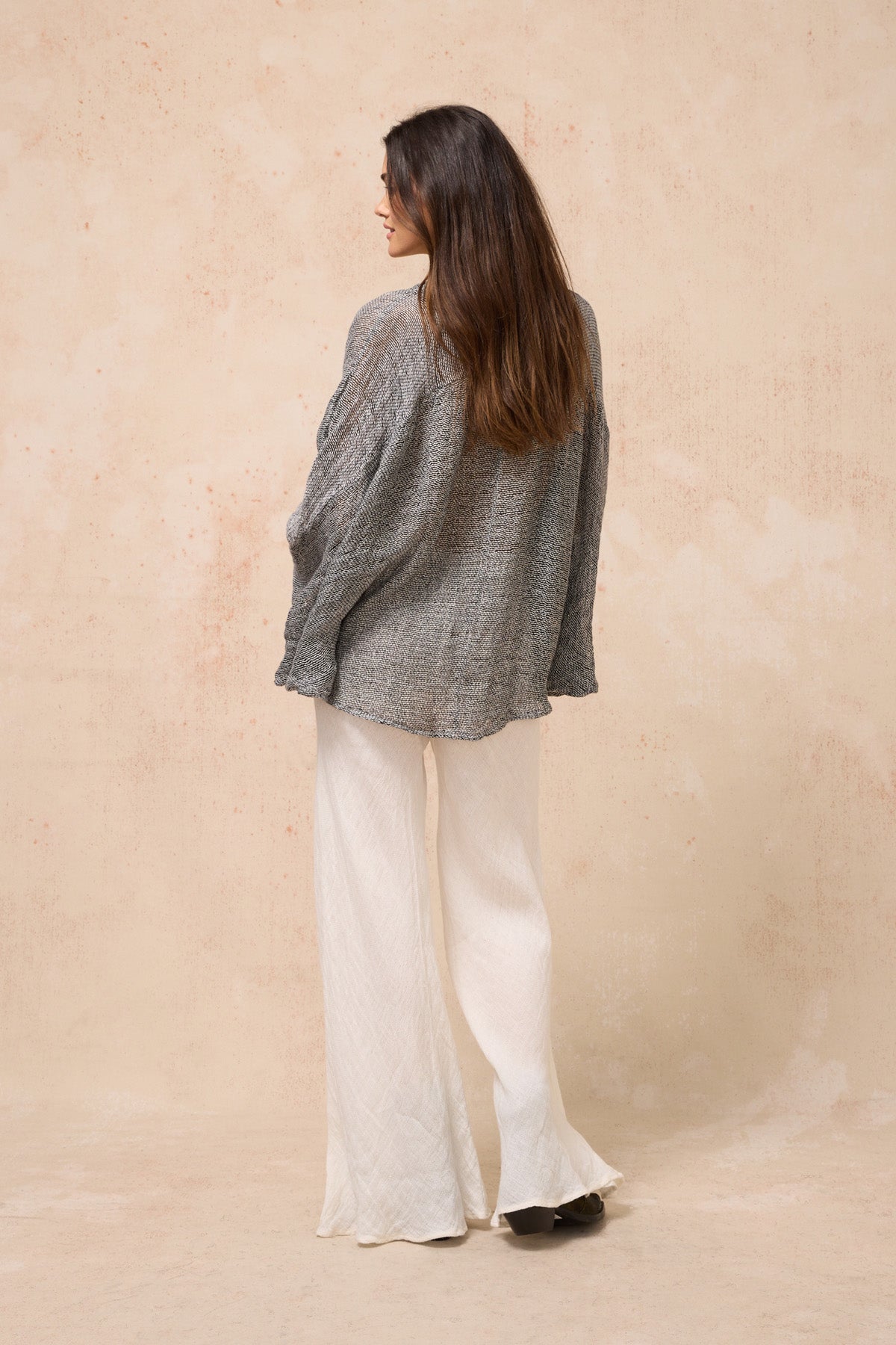 Woman Wearing Estilo Emporio Oboe Linen Shirt - Rete Nero - Top LUXAMORE