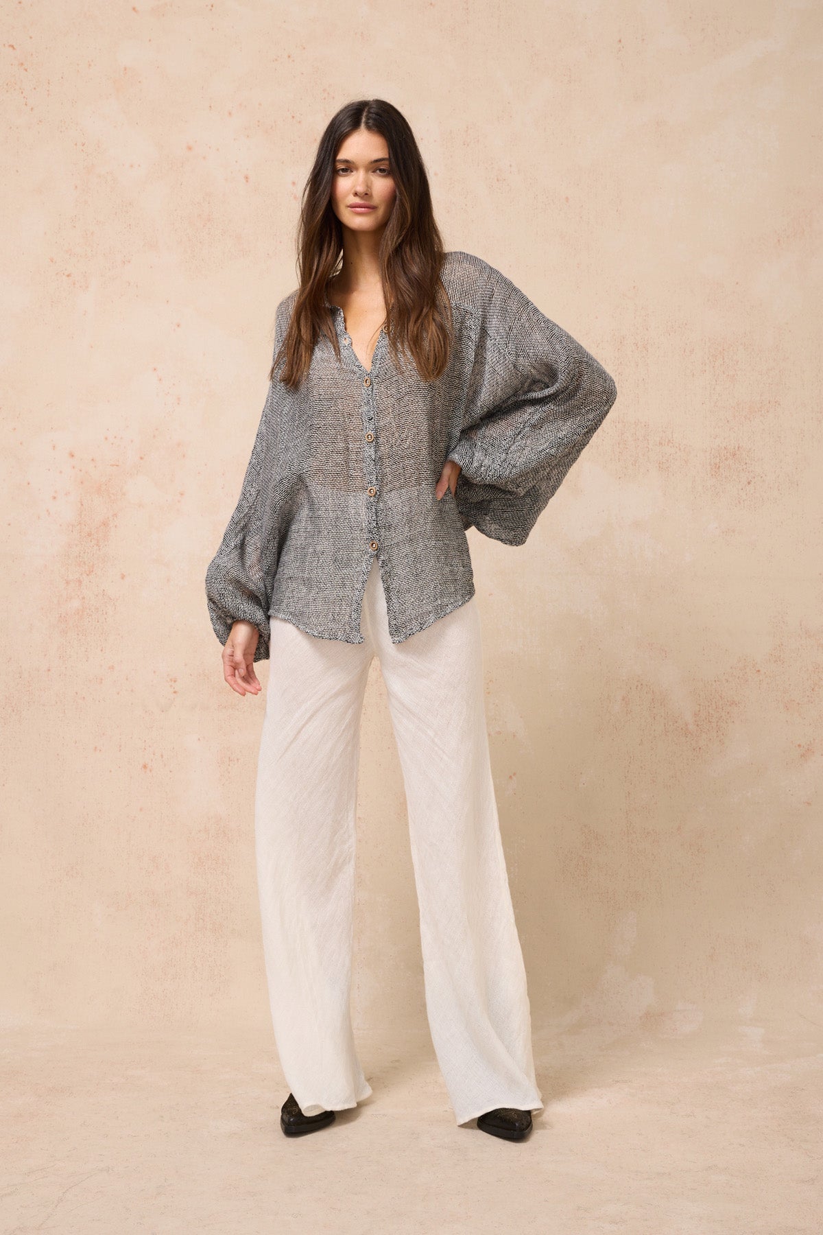 Woman Wearing Estilo Emporio Oboe Linen Shirt - Rete Nero - Top LUXAMORE