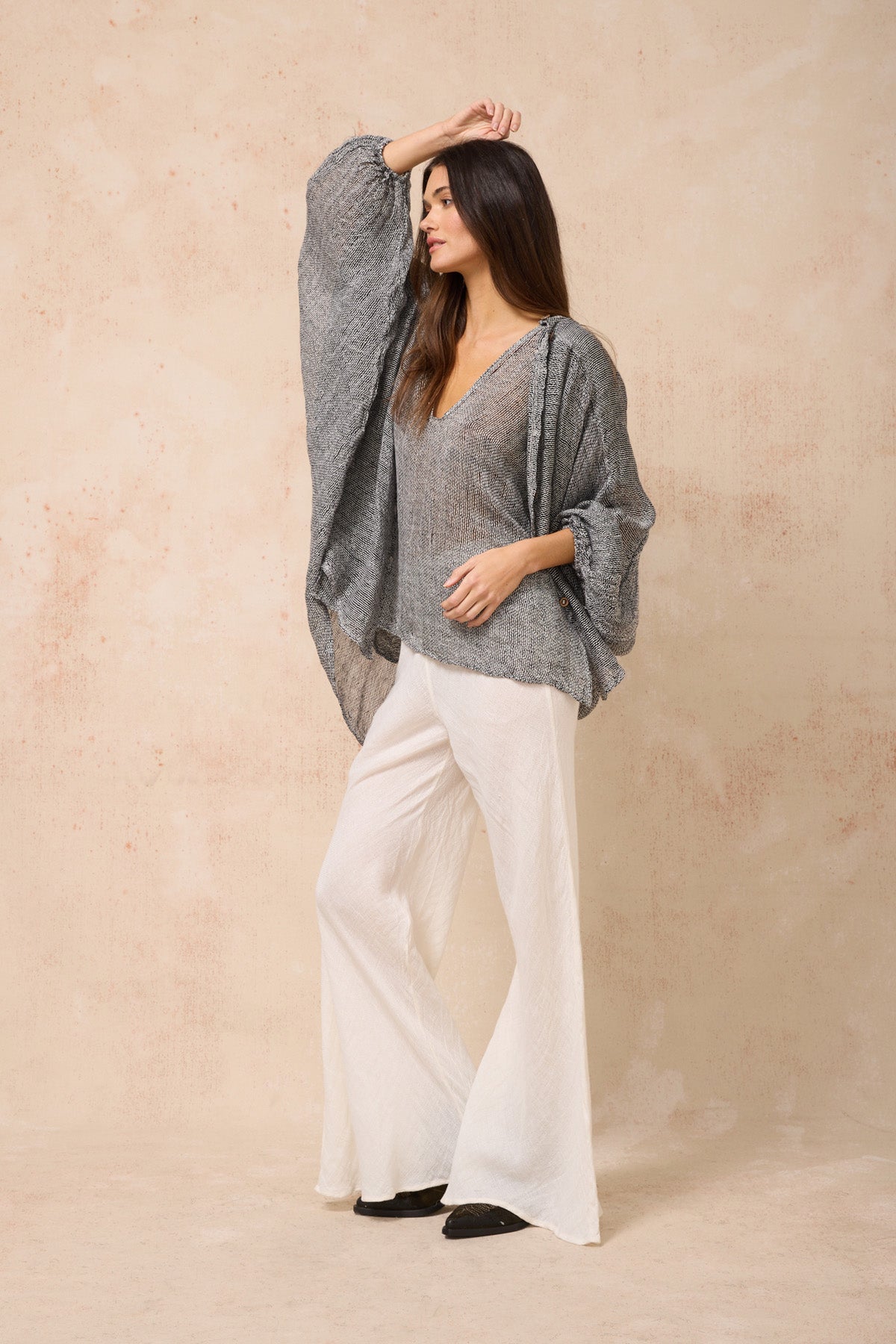 Woman Wearing Estilo Emporio Oboe Linen Shirt - Rete Nero - Top LUXAMORE