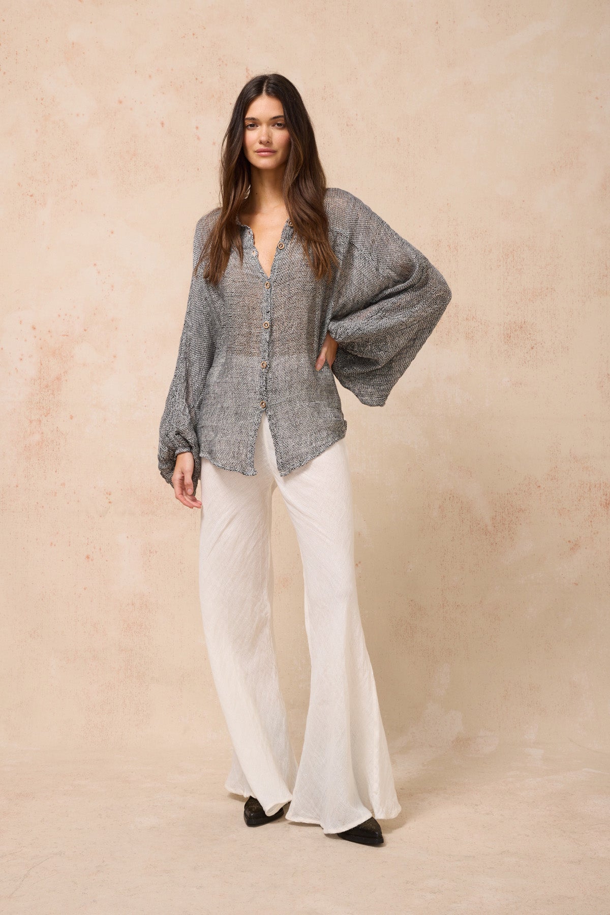 Woman Wearing Estilo Emporio Oboe Linen Shirt - Rete Nero - Top LUXAMORE