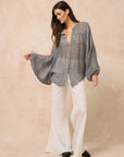 Woman Wearing Estilo Emporio Oboe Linen Shirt - Rete Nero - Top LUXAMORE