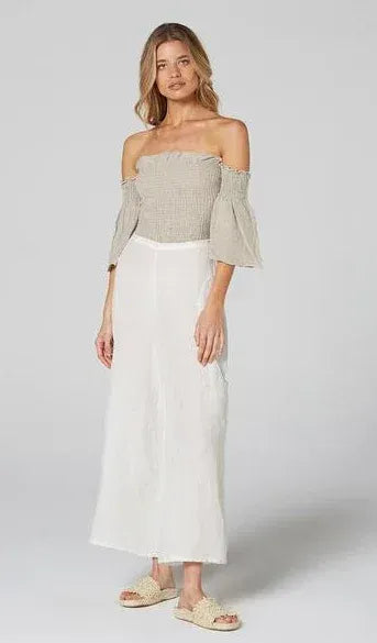 Estilo Emporio Linen Pant Pocket worn by model in natural setting LUXAMORE 