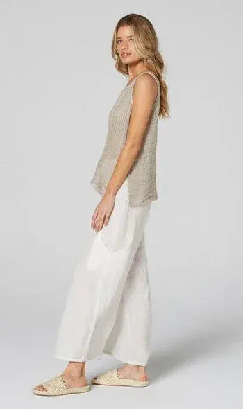 Estilo Emporio Linen Pant Pocket worn by model in natural setting LUXAMORE 