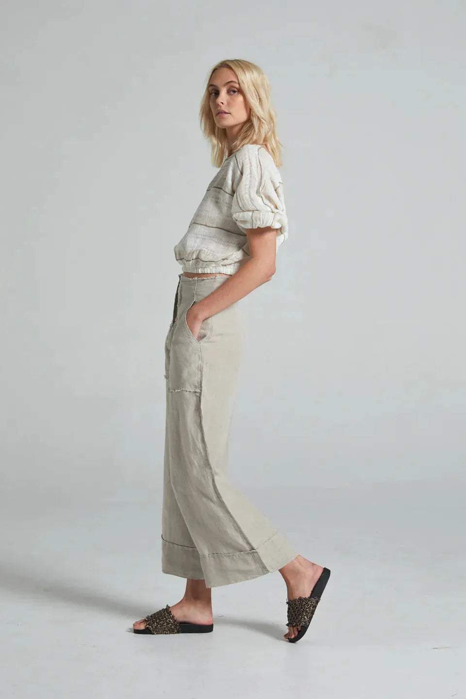 Estilo Emporio Linen Pant Riviera worn by model in natural setting LUXAMORE 