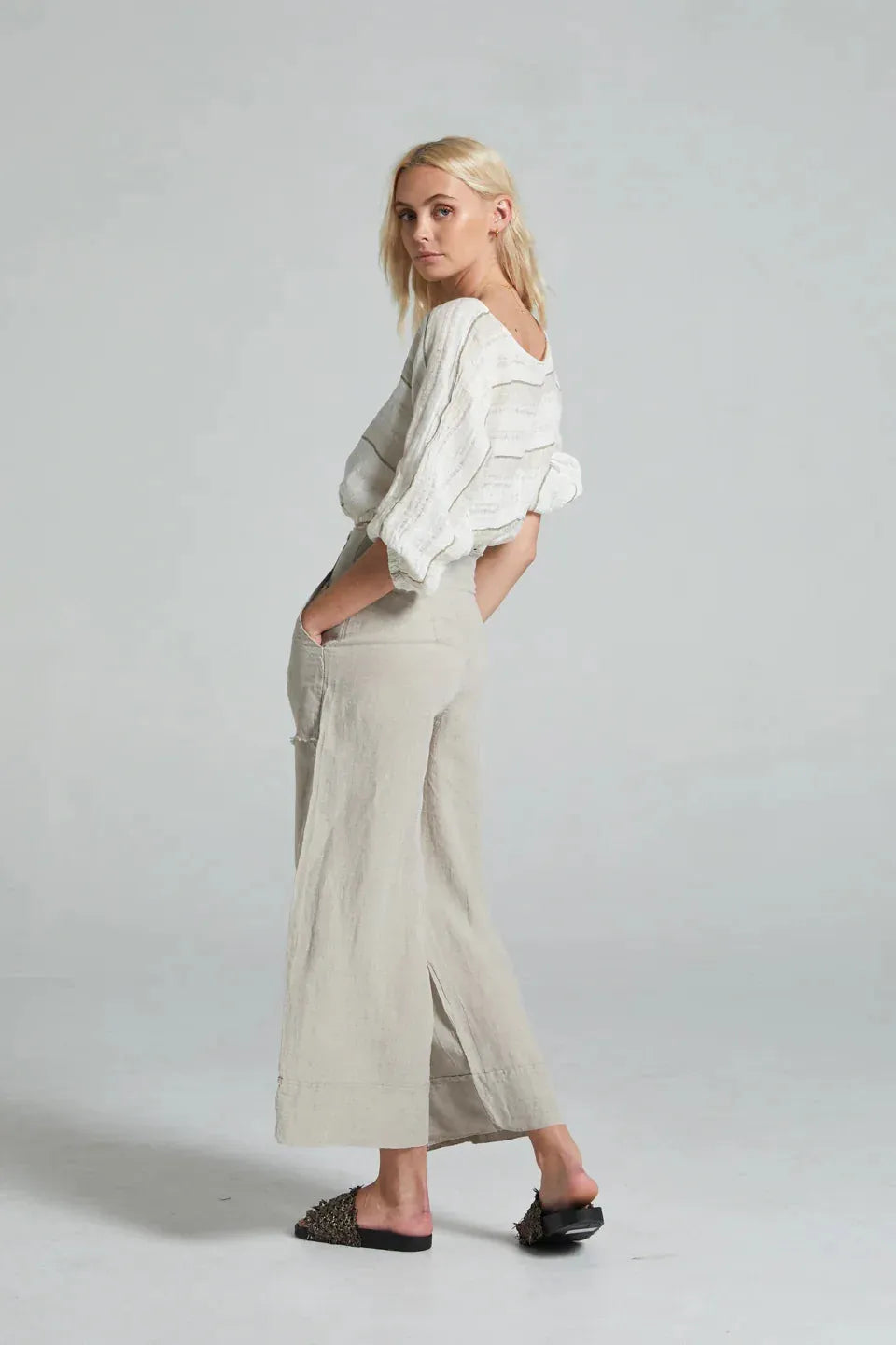 Estilo Emporio Linen Pant Riviera worn by model in natural setting LUXAMORE 