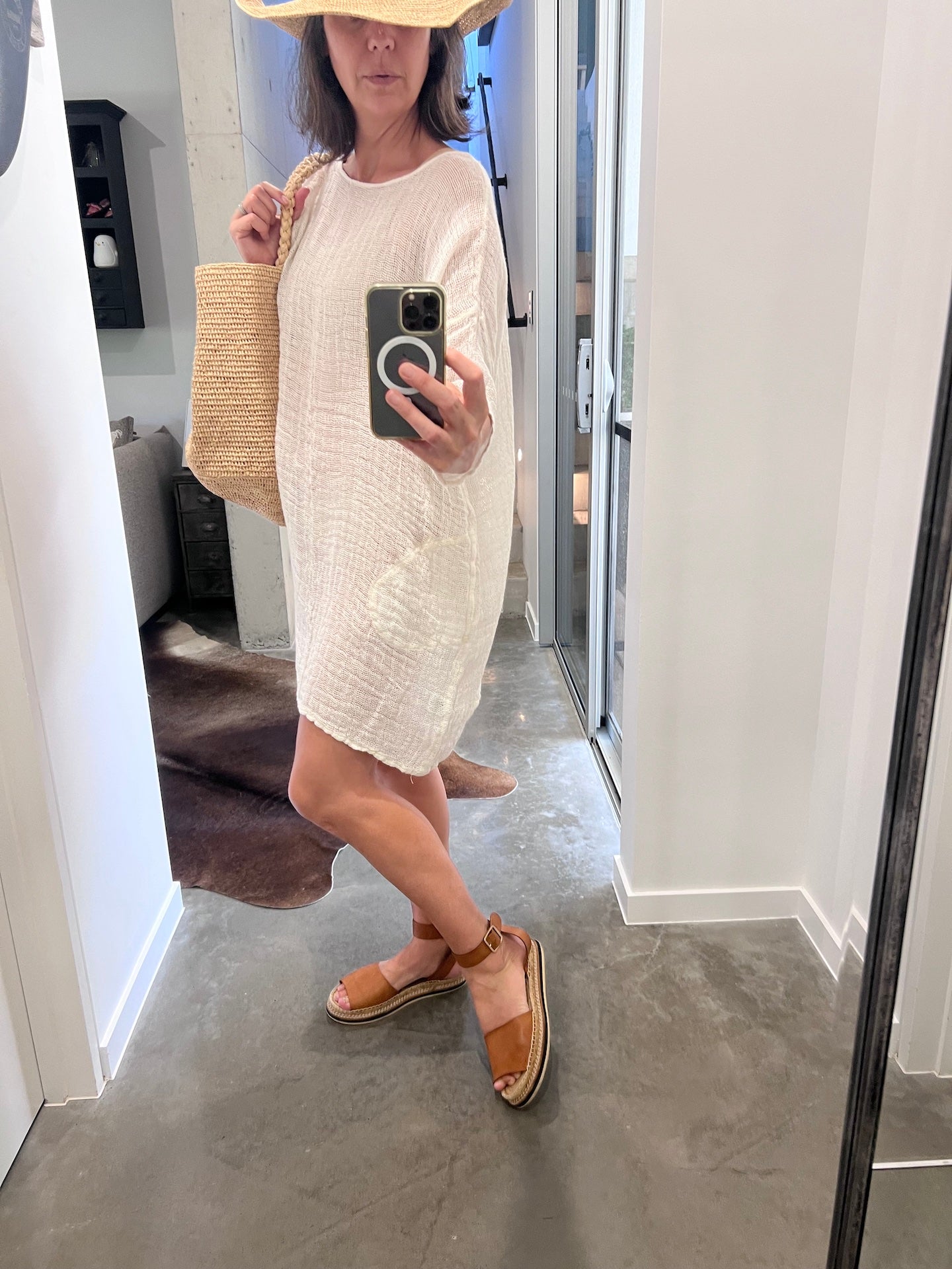 Woman Wearing Estilo Emporio Shore Linen Dress - Rete Panna - Dress LUXAMORE