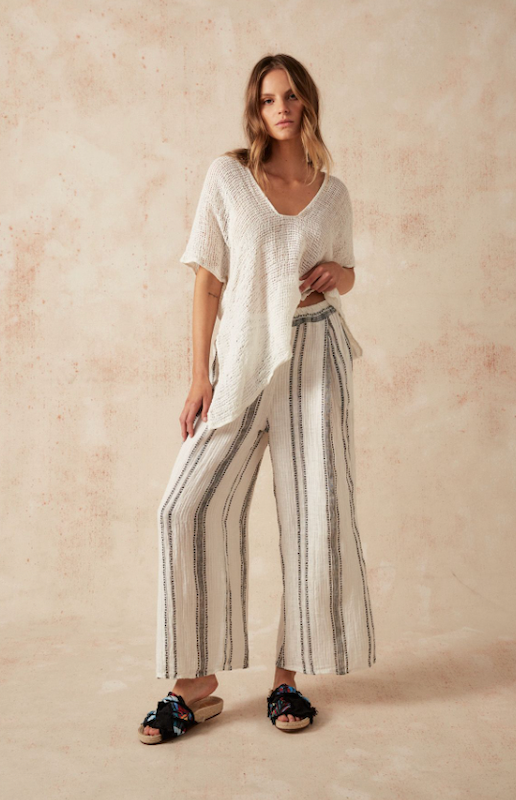 Woman Wearing Estilo Emporio Zaza Top Giorno Panna - Tops LUXAMORE