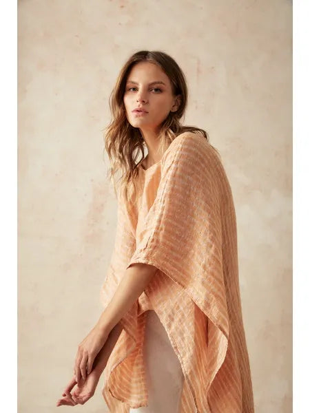 Woman Wearing Exclusive: Estilo Emporio Parla Top - Papagallo Oro - Tops LUXAMORE