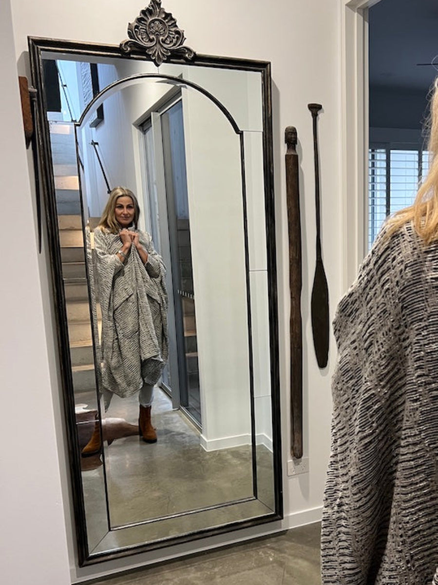 La Bottega di Brunella Cape Mantella Paloma - Sangria - LUXAMORE -Coat-La Bottega di Brunella Maglia Europa Fossil - Campagna linen top garments, designed and handcrafted in Italy. Shop La Bottega di Brunella Linen Tops at Luxamore