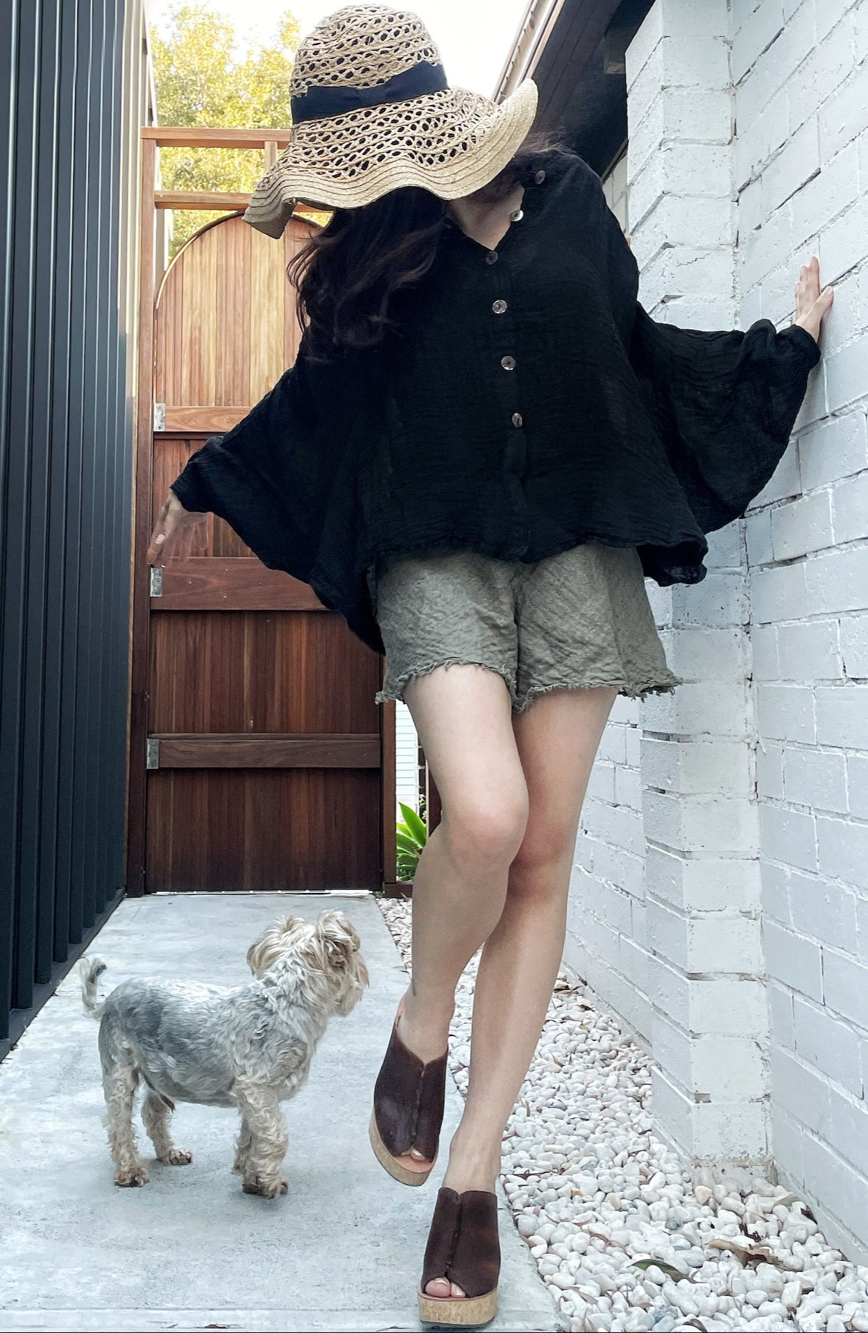 Woman Wearing La Bottega di Brunella Top Camicia Zolla - Garzata Nero - Tops LUXAMORE