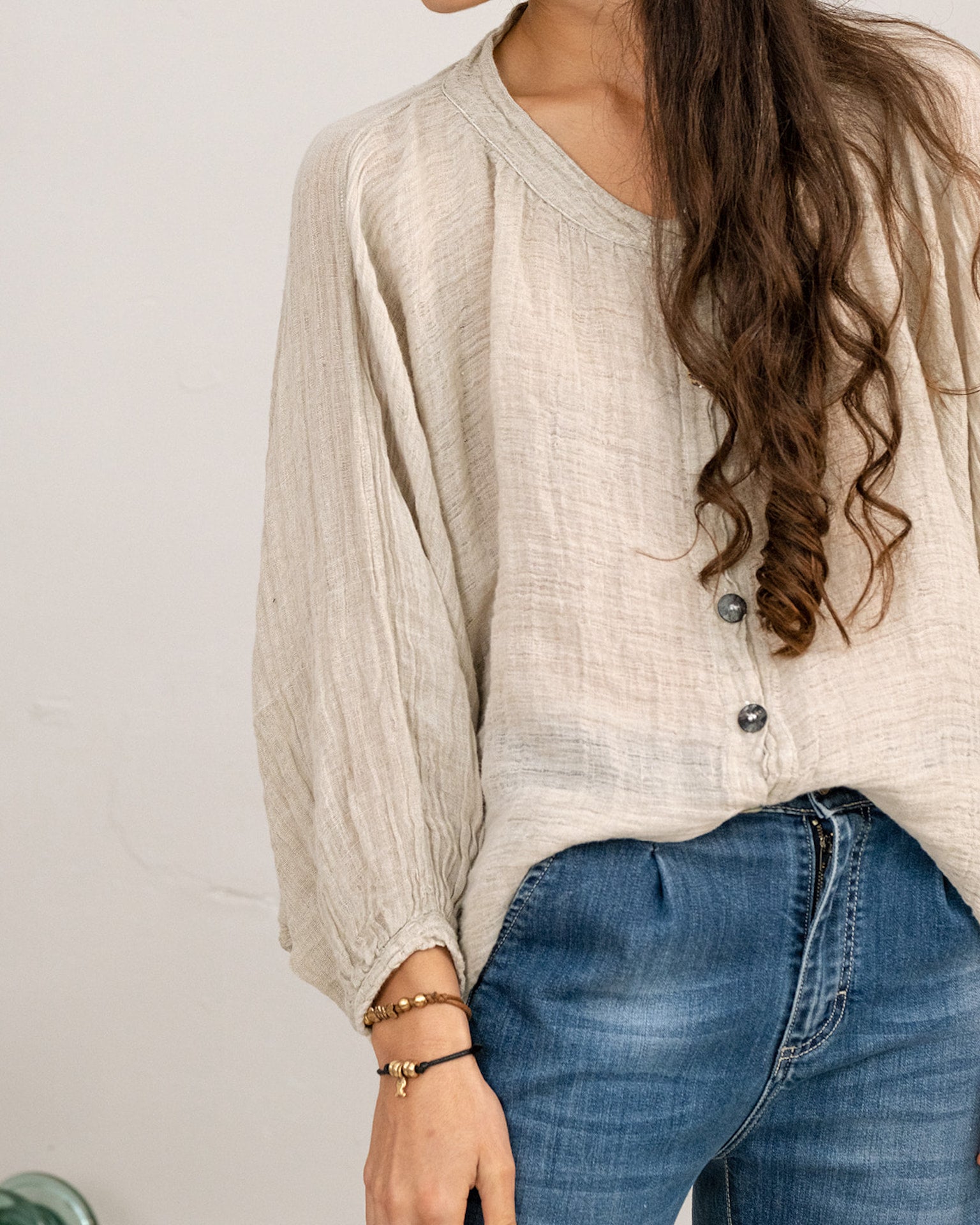 Woman Wearing La Bottega di Brunella Top Camicia Zolla - Garzata Nero - Tops LUXAMORE