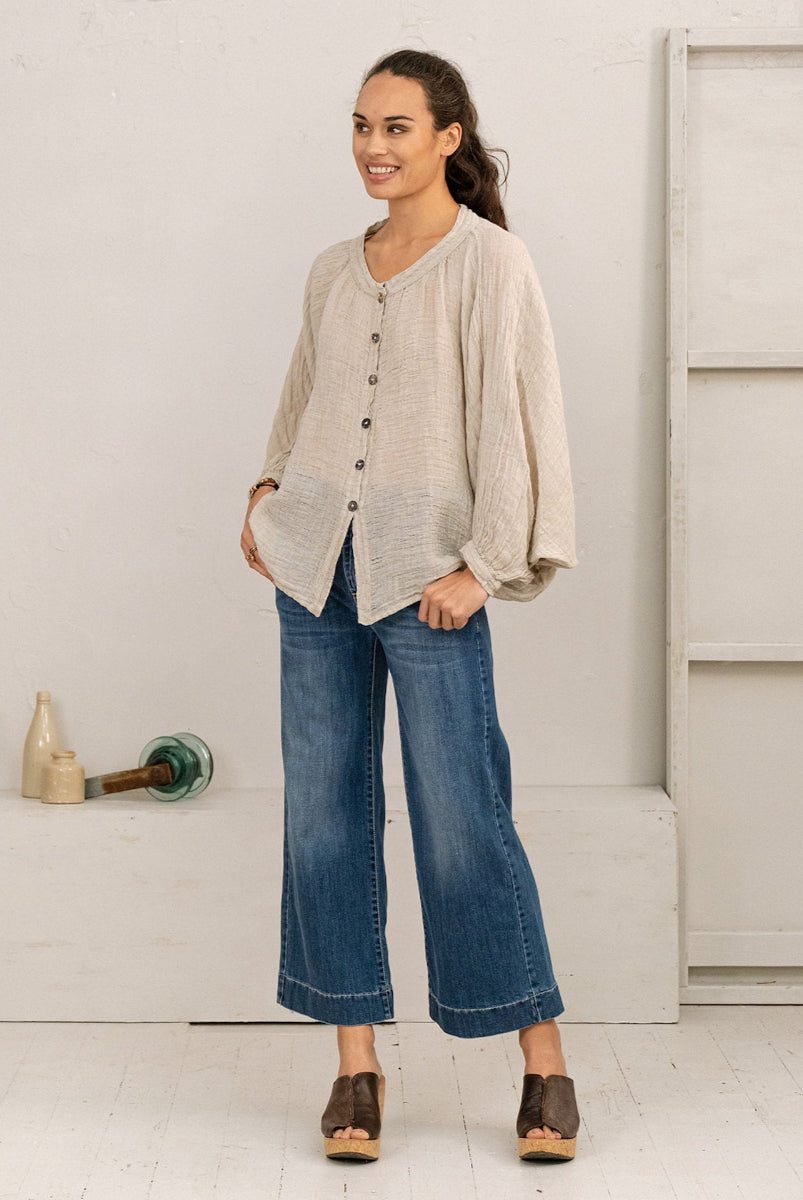 Woman Wearing La Bottega di Brunella Top Camicia Zolla - Garzata Nero - Tops LUXAMORE