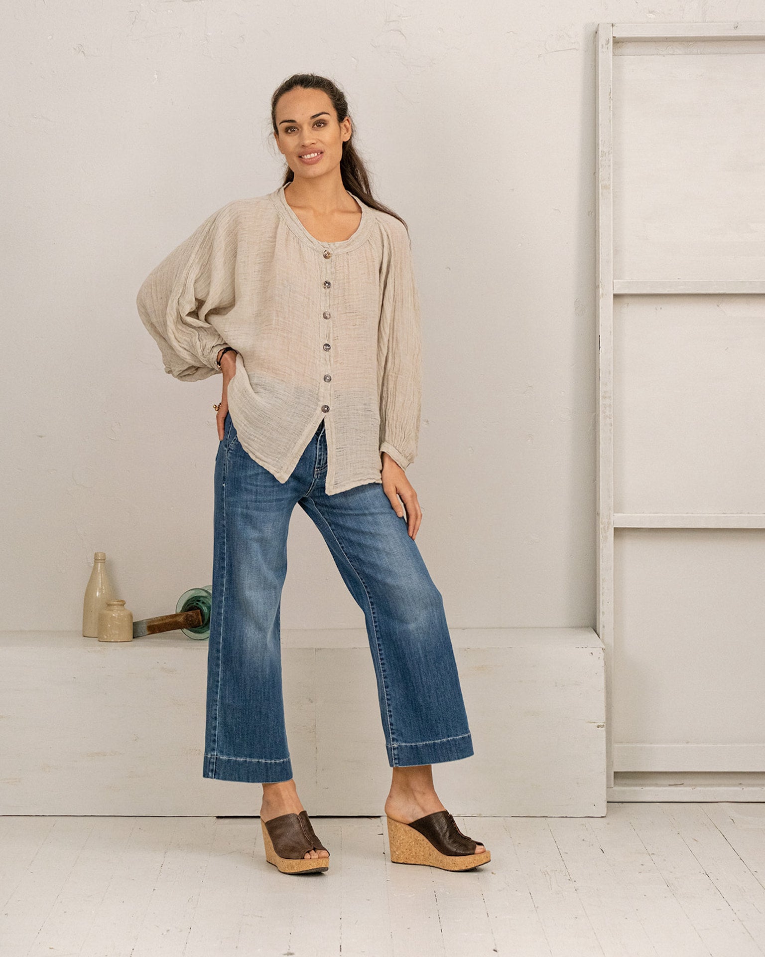 Woman Wearing La Bottega di Brunella Top Camicia Zolla - Garzata Nero - Tops LUXAMORE