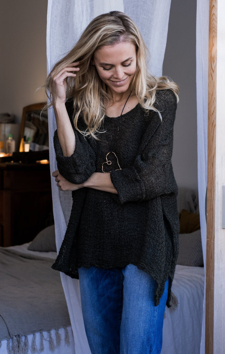 Woman Wearing La Bottega di Brunella Top Maglia Bonta - Campagna Nero - Tops LUXAMORE