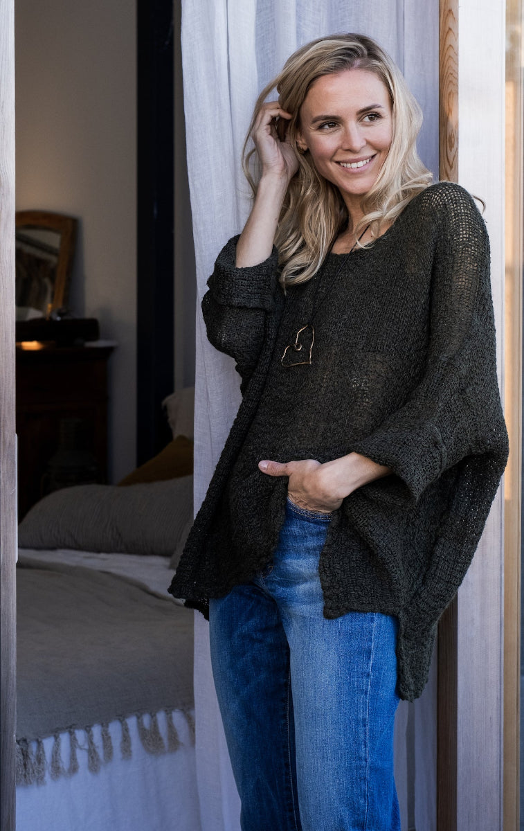 Woman Wearing La Bottega di Brunella Top Maglia Bonta - Campagna Nero - Tops LUXAMORE