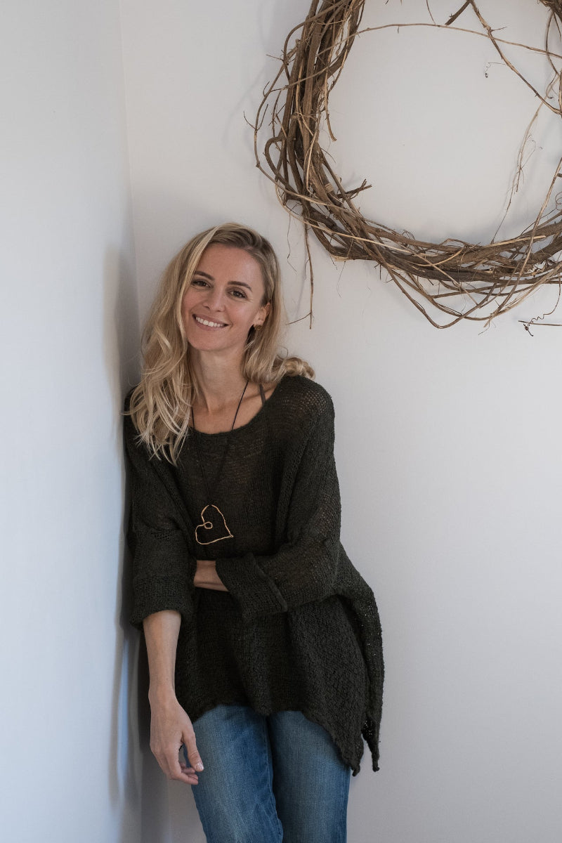 Woman Wearing La Bottega di Brunella Top Maglia Bonta - Campagna Nero - Tops LUXAMORE
