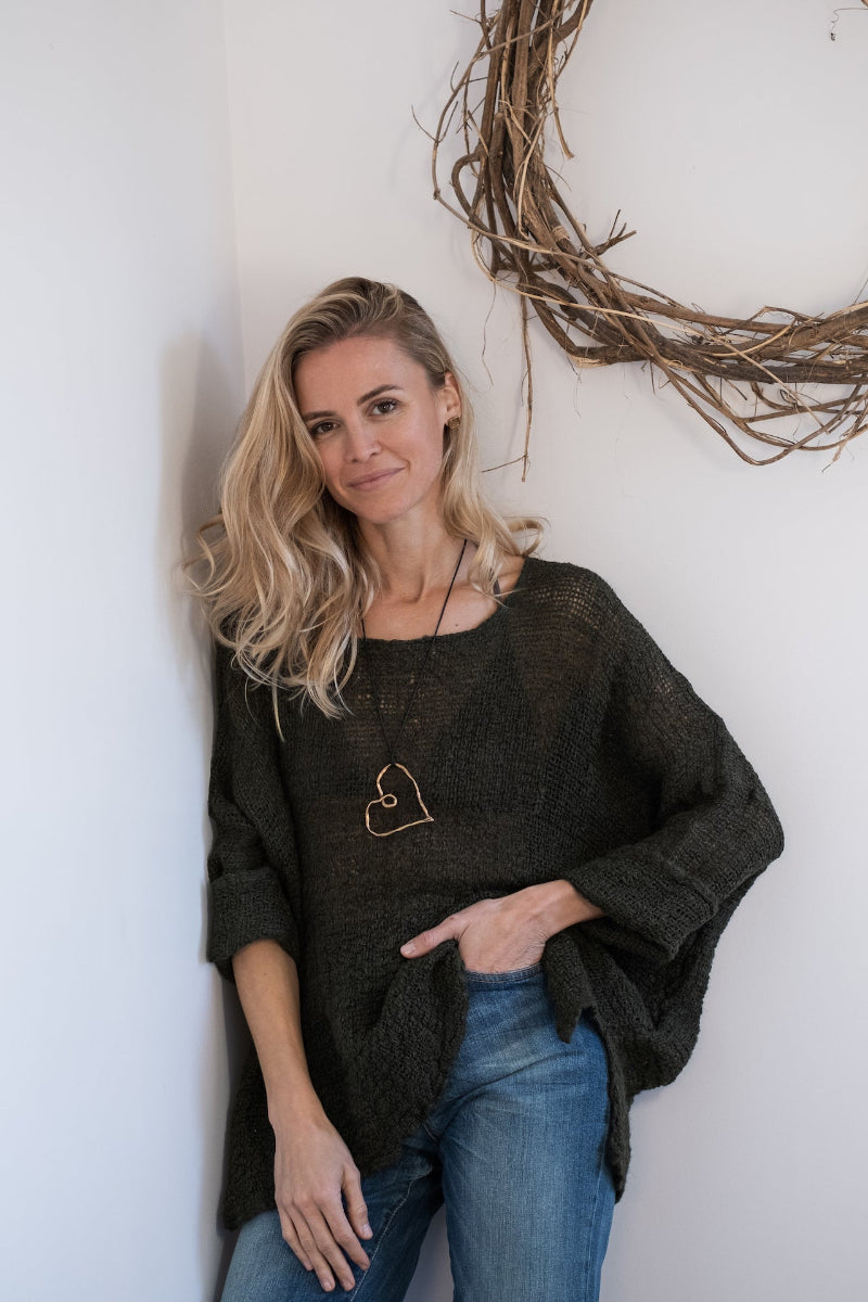 Woman Wearing La Bottega di Brunella Top Maglia Bonta - Campagna Nero - Tops LUXAMORE