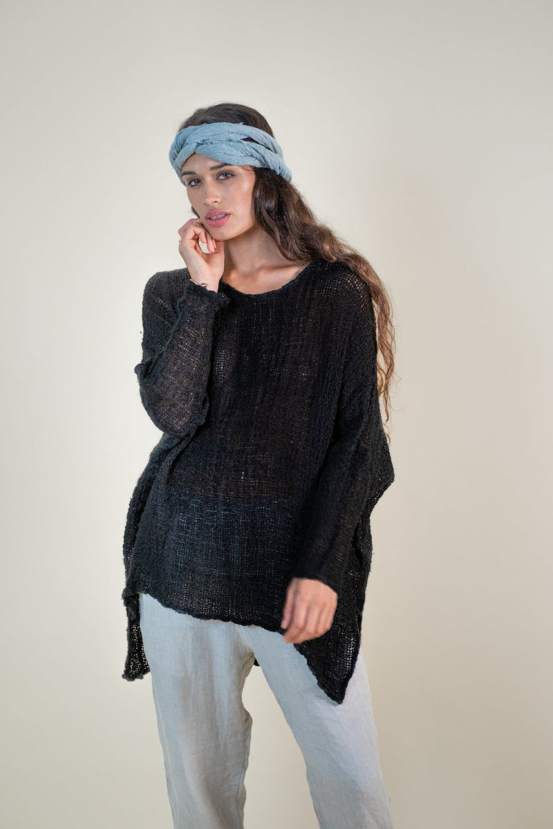 Woman Wearing La Bottega di Brunella Top Maglia Bonta - Campagna Nero - Tops LUXAMORE