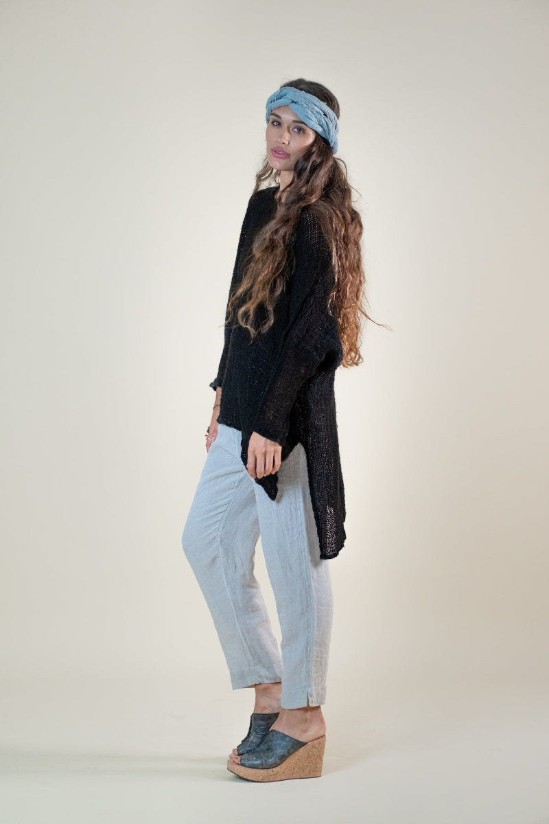Woman Wearing La Bottega di Brunella Top Maglia Bonta - Campagna Nero - Tops LUXAMORE