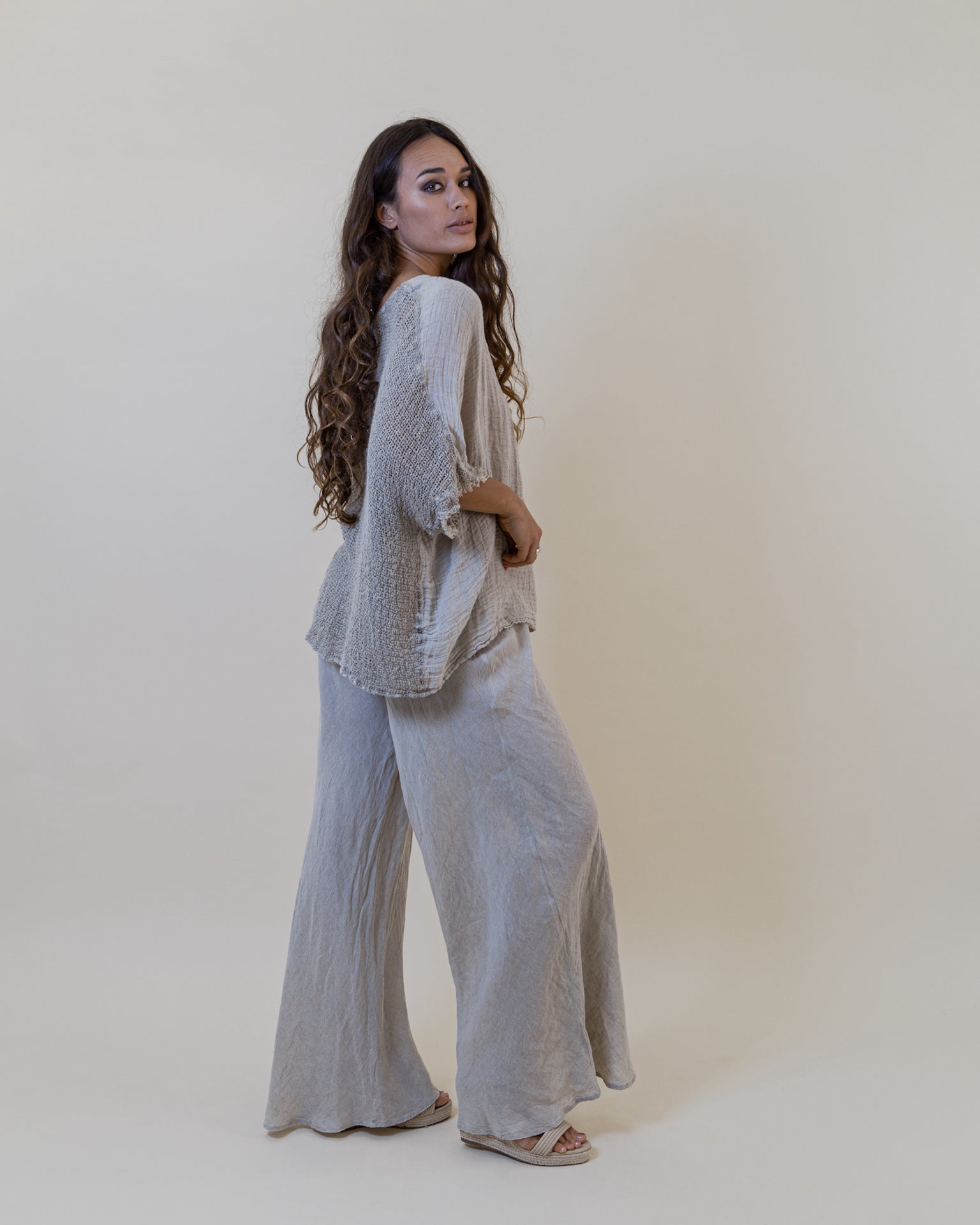 Woman Wearing La Bottega di Brunella Top Maglia Corsara - Campagna Naturale - Tops LUXAMORE