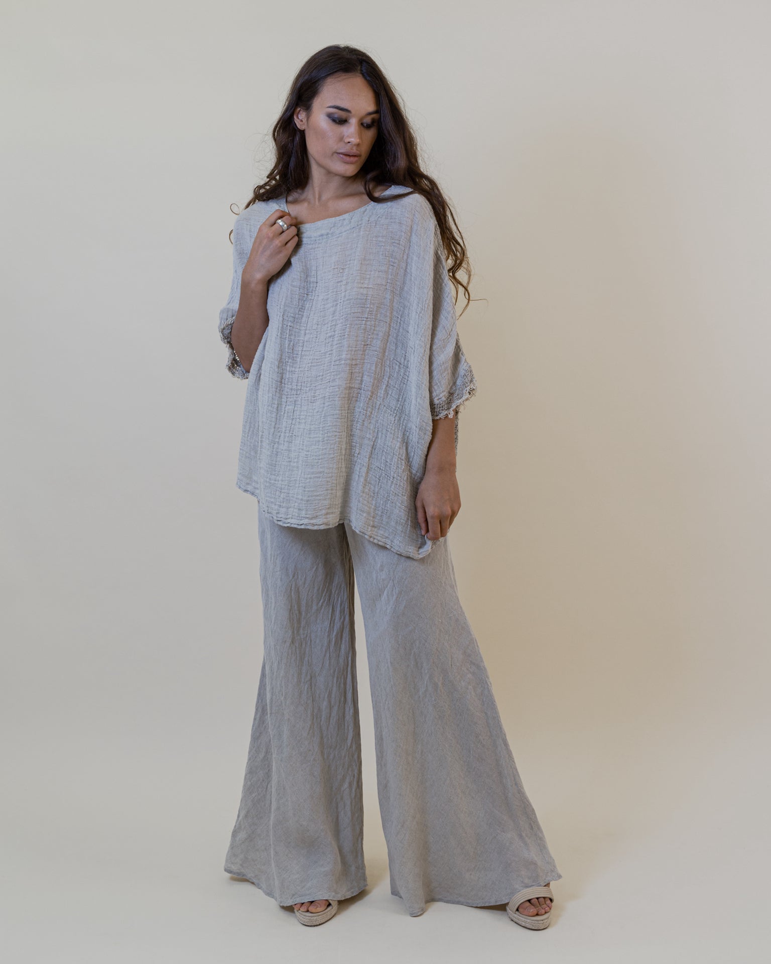 Woman Wearing La Bottega di Brunella Top Maglia Corsara - Campagna Naturale - Tops LUXAMORE