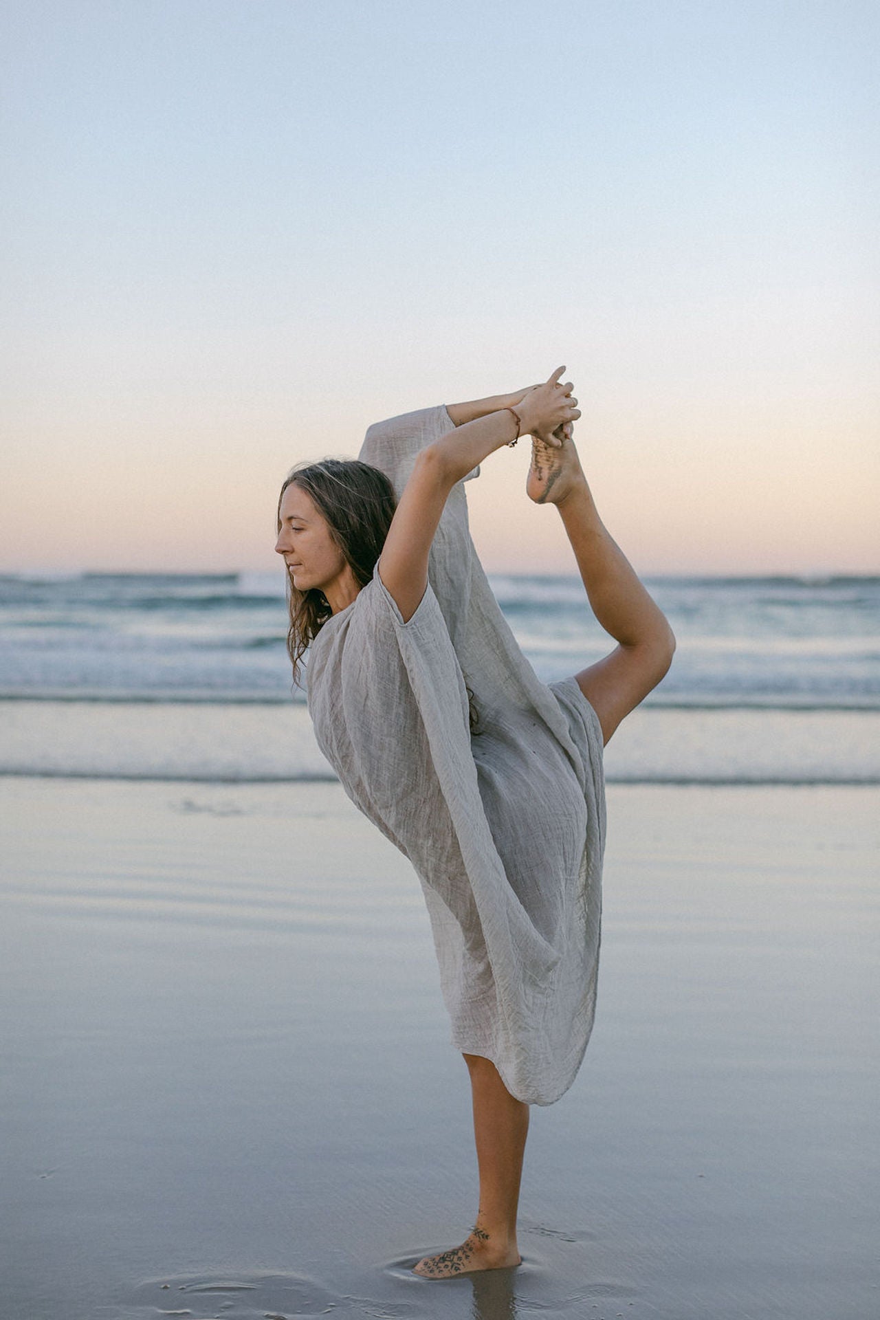 Woman Wearing La Bottega di Brunella Linen Dress Vestito Fausta Garzata - Natural - Dress LUXAMORE