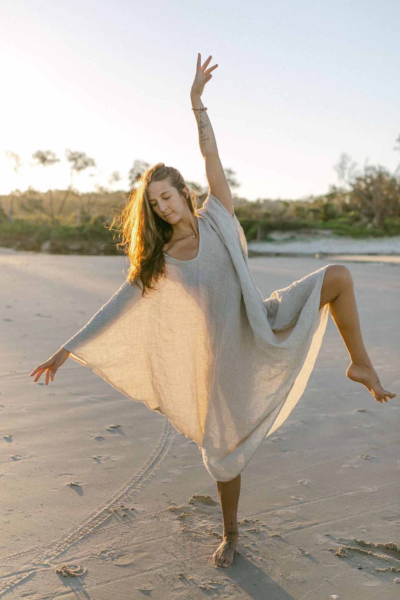 Woman Wearing La Bottega di Brunella Linen Dress Vestito Fausta Garzata - Natural - Dress LUXAMORE