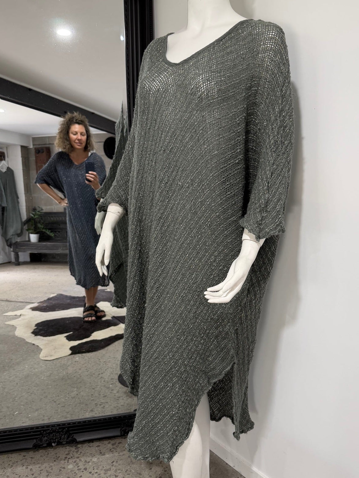 Woman taking selfie of La Bottega di Brunella Linen Dress VESTITO FAUSTA - Campagna Luxor linen dress LUXAMORE 