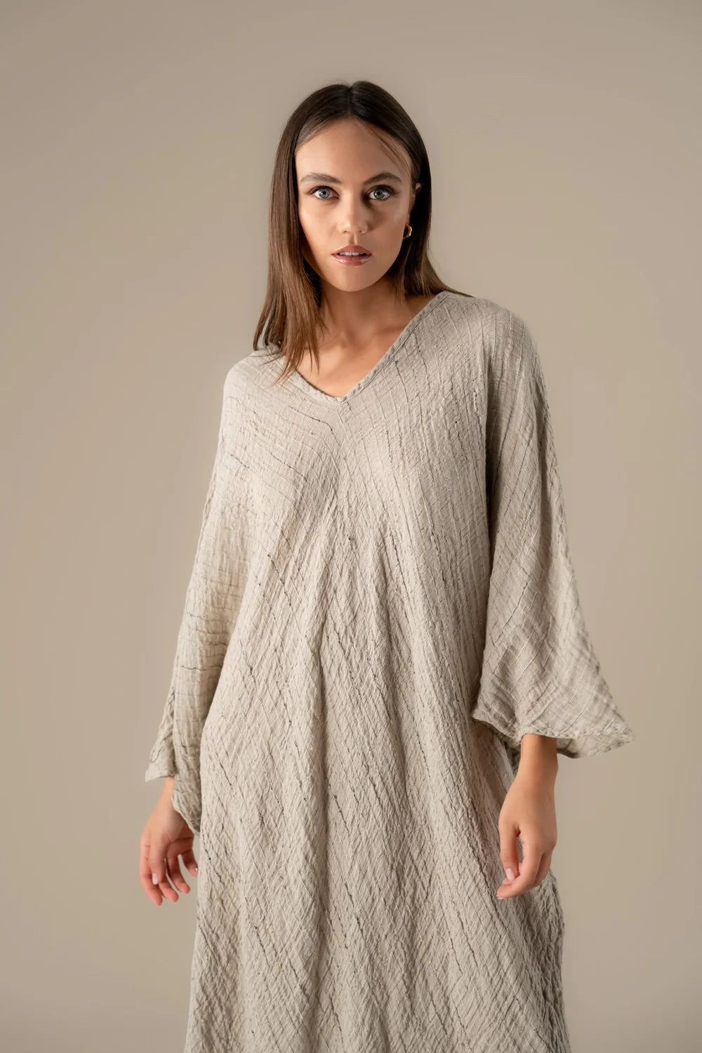 Woman Wearing La Bottega di Brunella Linen Dress VESTITO FAUSTA - Garza Egitto linen dress LUXAMORE 