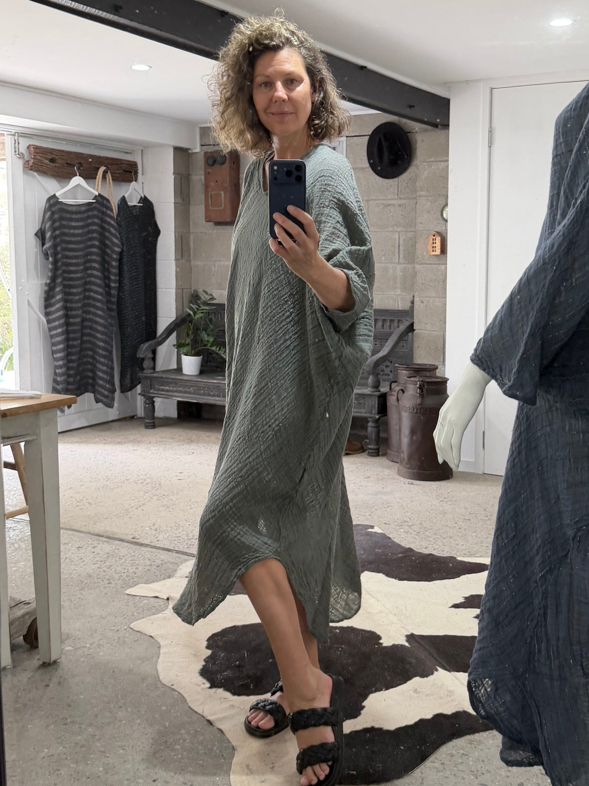 Woman Wearing La Bottega di Brunella Linen Dress VESTITO FAUSTA - Garza Egitto linen dress LUXAMORE 