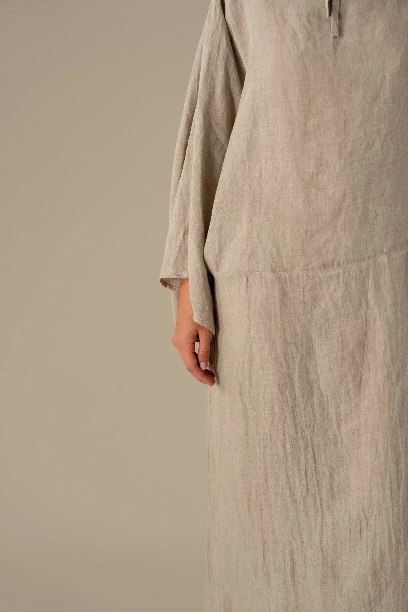 Woman Wearing La Bottega di Brunella Linen Dress VESTITO MOSE&#39; - Battista linen dress LUXAMORE 