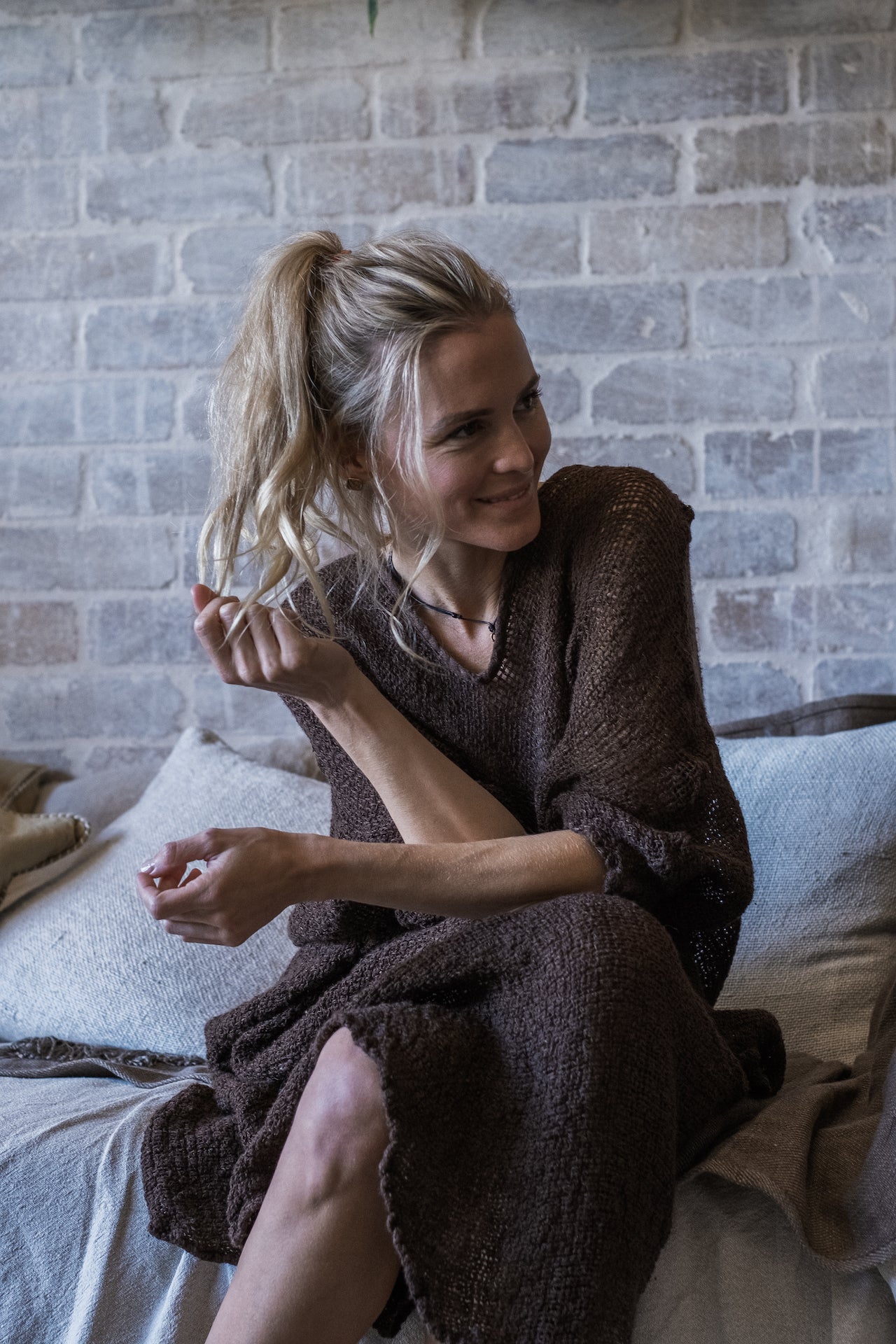 Woman Wearing La Bottega di Brunella Linen Dress Vestito Fausta Campagna - Chocolate - Dress LUXAMORE